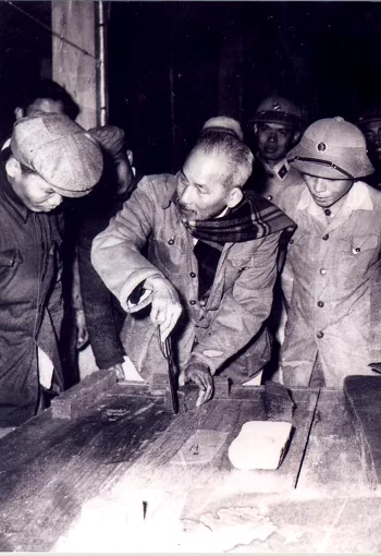 Uncle Ho visited the cutting workshop - 1959