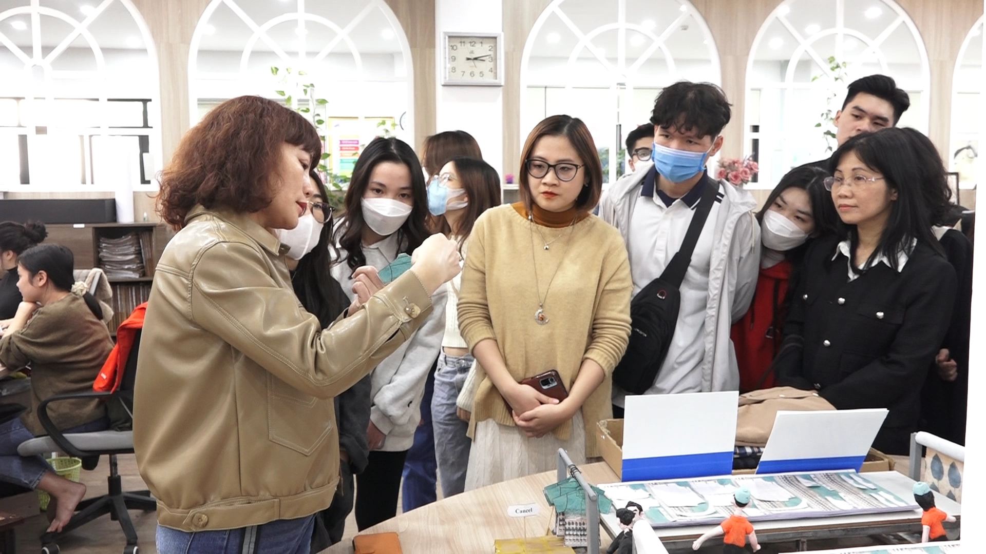 Sinh viên ĐH Kinh tế Quốc dân thăm quan học tập tại TCT May 10