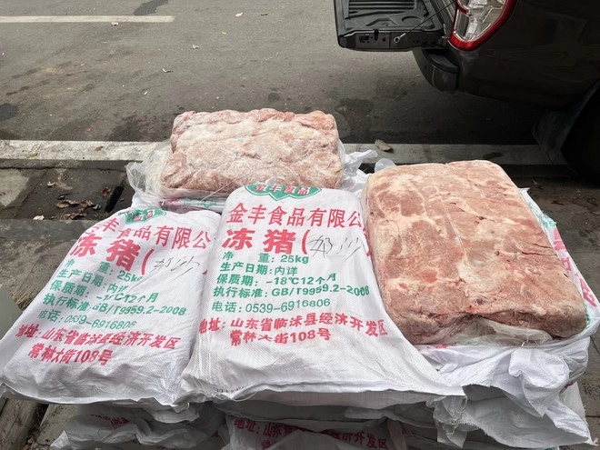 Thu gần 1 tấn nầm lợn bốc mùi hôi thối đang trên đường tuồn vào các nhà hàng