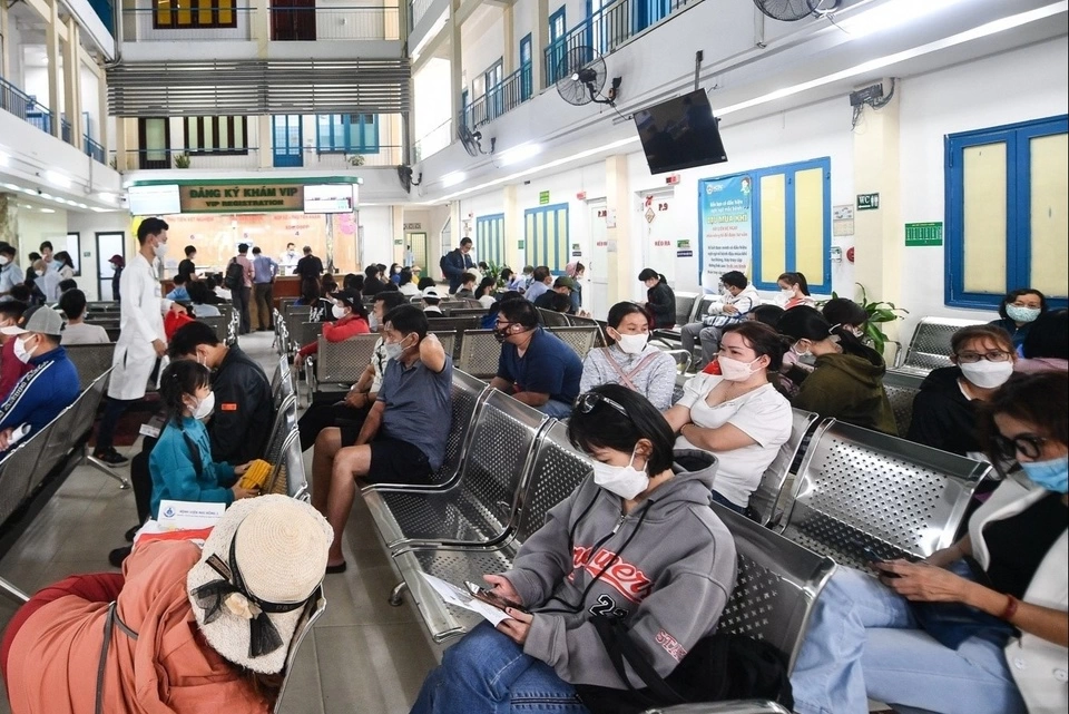 Hà Nội: Phát hiện xe tải vận chuyển xúc xích, cánh gà ăn liền trôi nổi