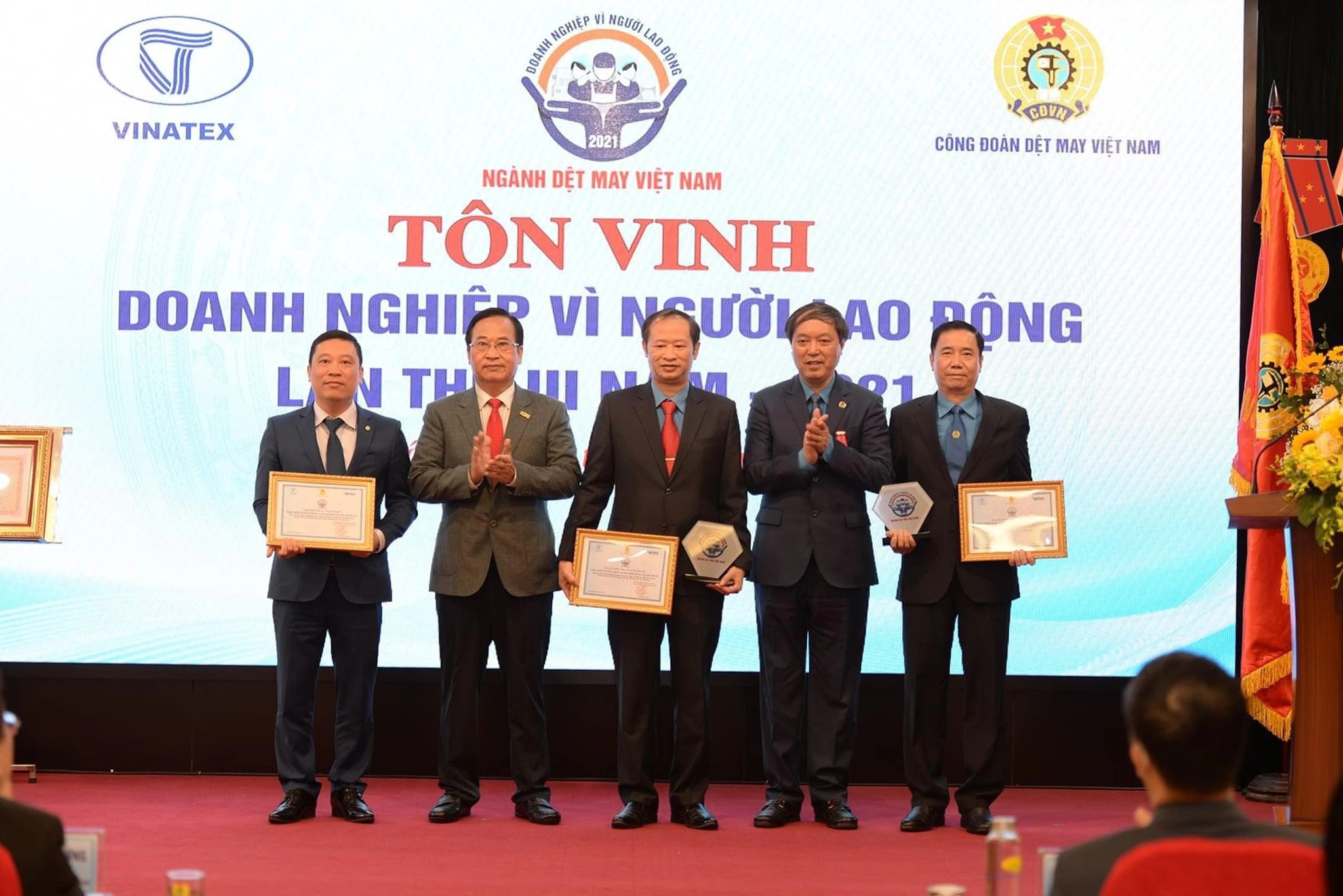 Công đoàn và người lao động May 10 được công đoàn các cấp tôn vinh khen thưởng