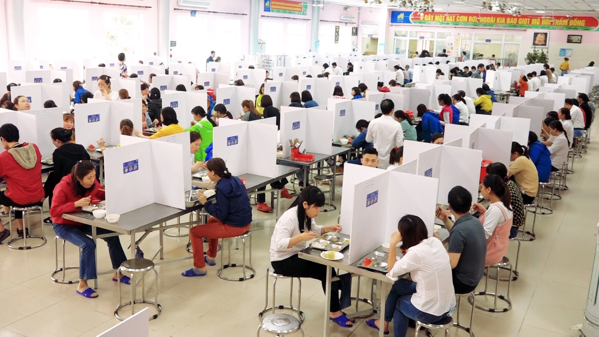 Bữa ăn tất niên năm Tân Sửu theo cách bình thường mới tại TCT May 10