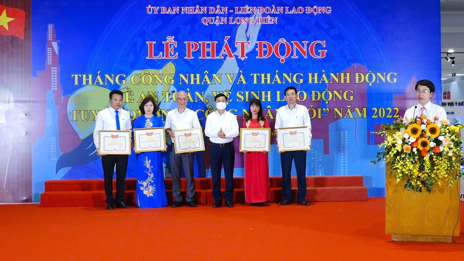 May 10 được LĐLĐ quận Long Biên tặng bằng khen tiêu biểu về công tác An toàn vệ sinh lao động