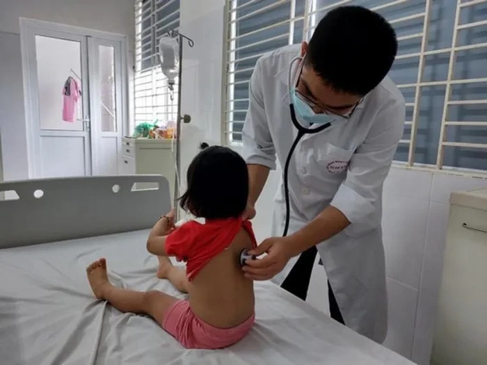 Nhiều trẻ nhập viện do cúm A: Bác sĩ chỉ cách chăm sóc trẻ nhanh khỏi bệnh