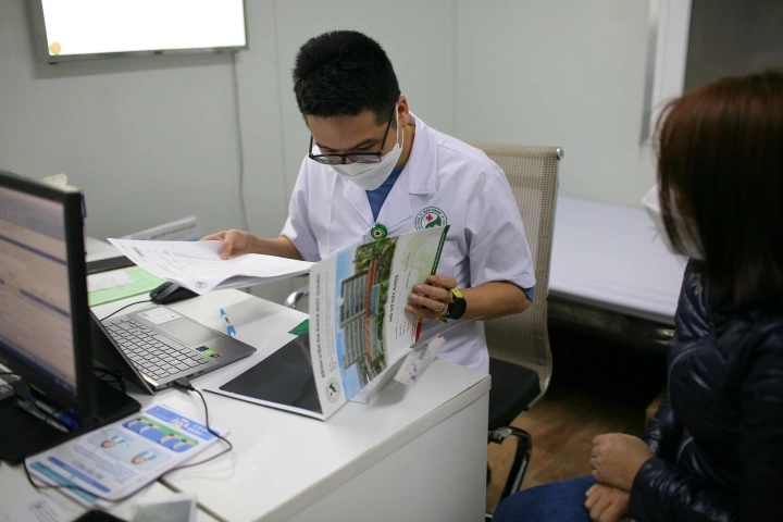 F0 triệu chứng nhẹ, khỏi bệnh bị hụt hơi khó thở, chẩn đoán tổn thương phổi