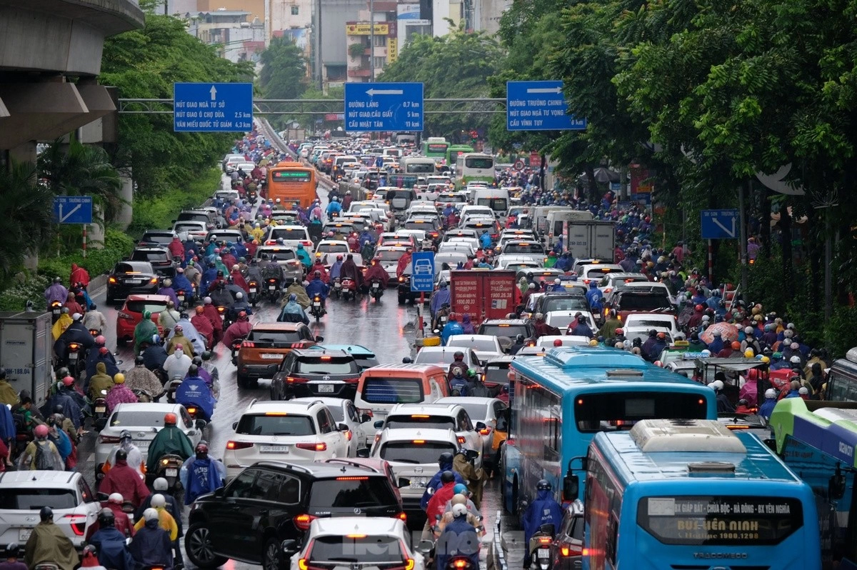 Người Hà Nội chật vật đến công sở trong mưa lớn sáng đầu tuần