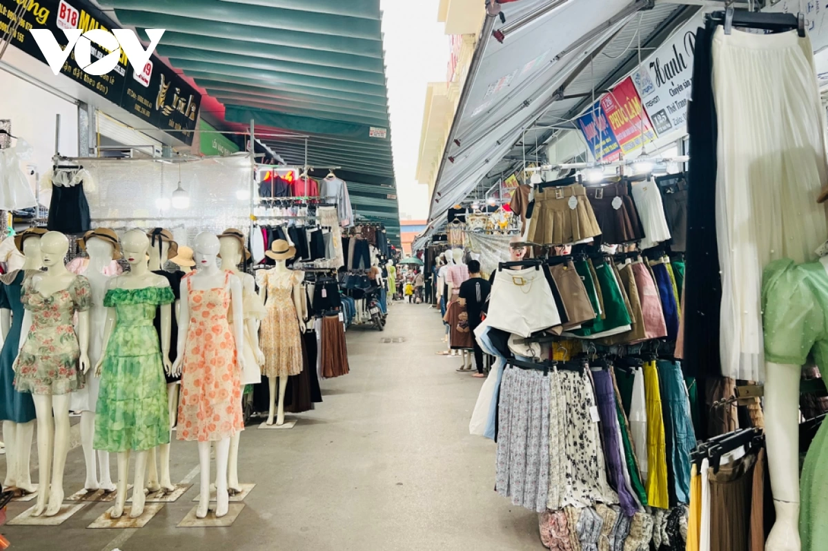 “Thủ phủ” thời trang lớn nhất Hà Nội ế ẩm chưa từng thấy