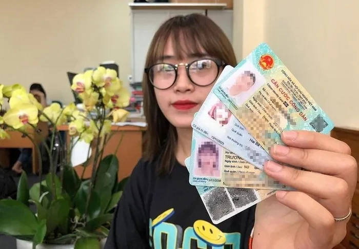Công an khuyến cáo: Cảnh giác khi người lạ mượn thẻ CCCD để chụp ảnh