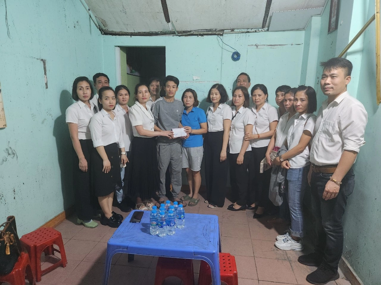Tình người May 10 ấm áp trong hoạn nạn