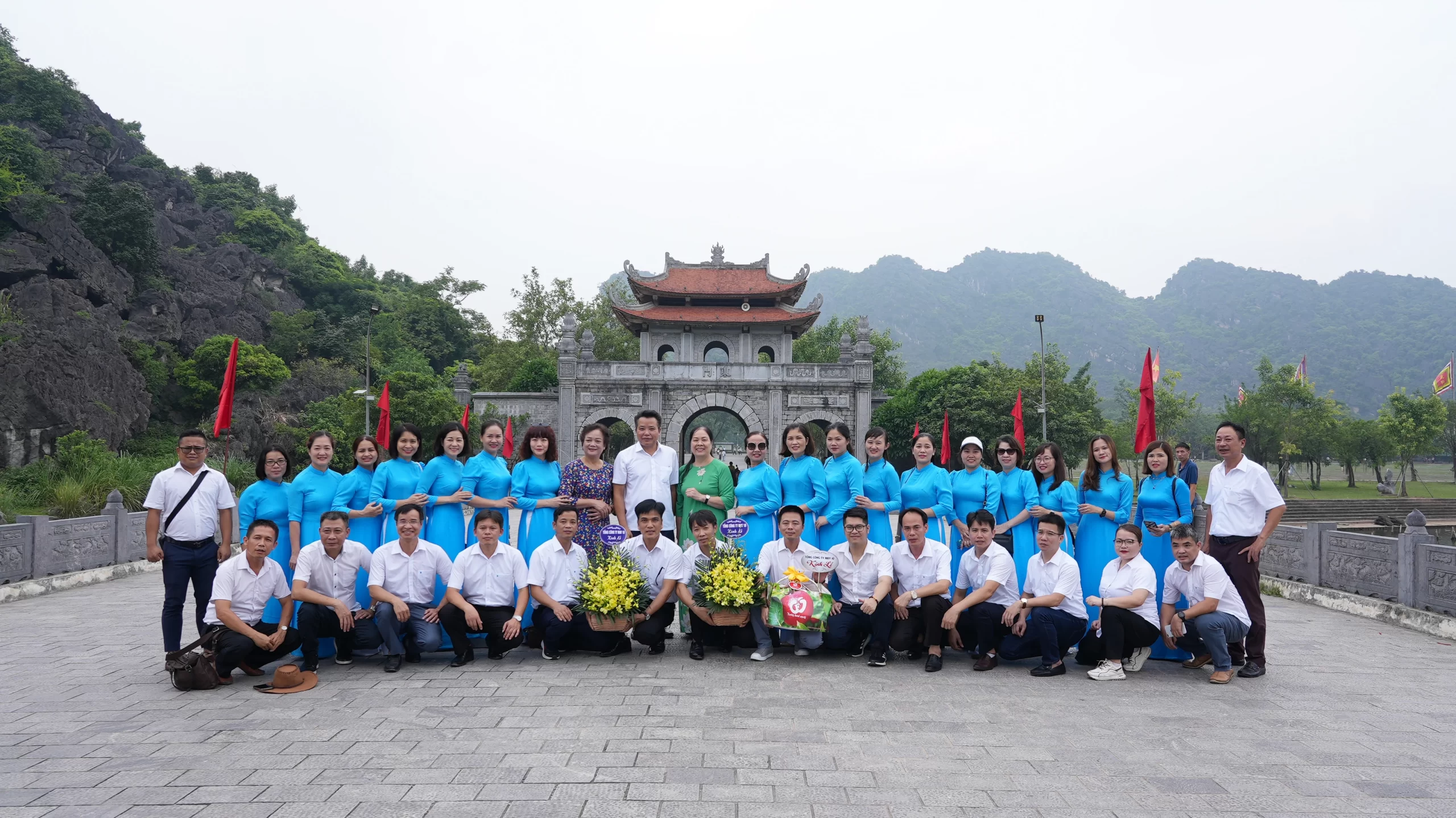 Tổ chức cho đội ngũ cán bộ công đoàn đi sinh hoạt thực tế
