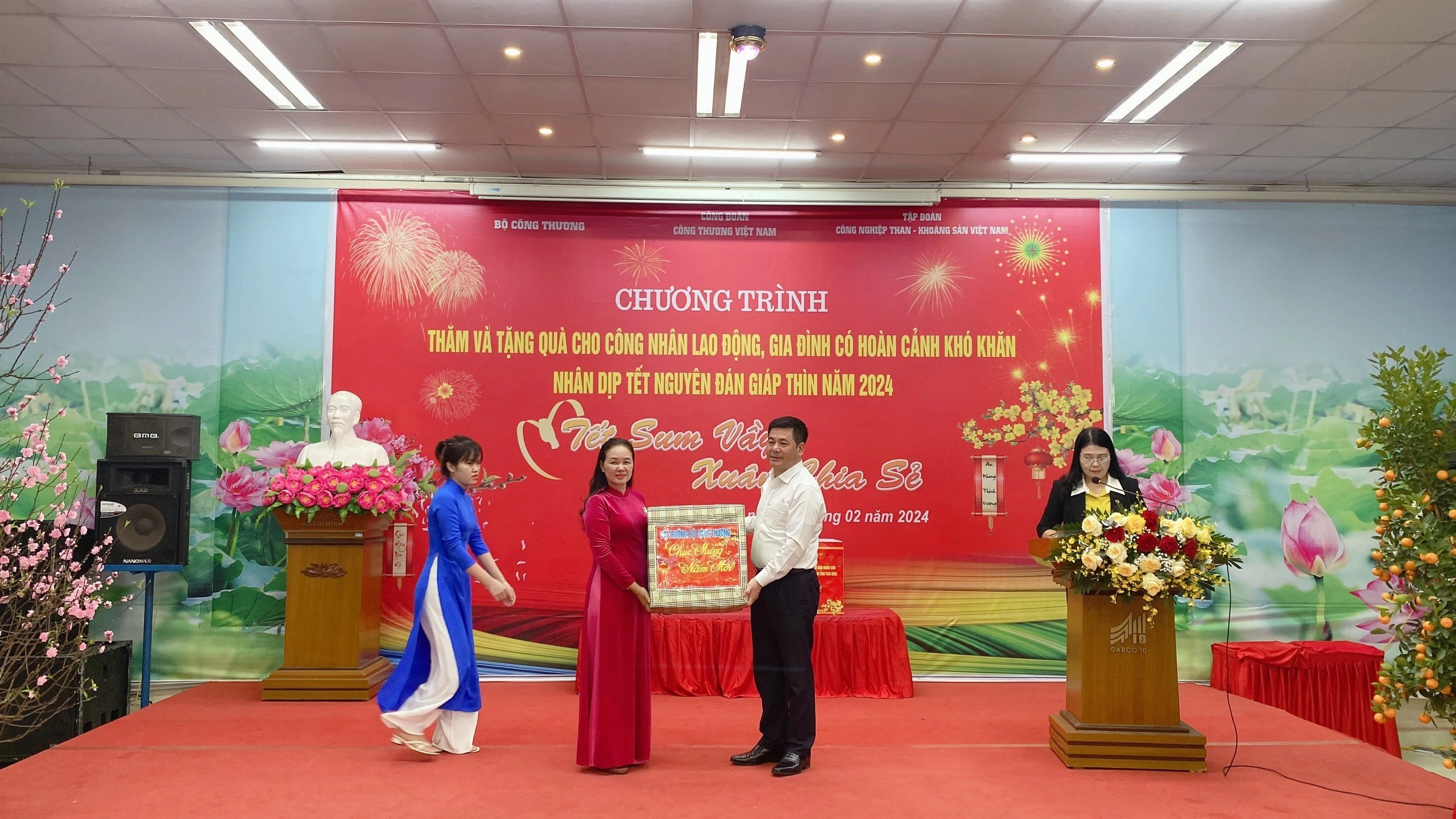 Người lao động XNVT Hưng Hà và XN Hưng Hà nhận quà Tết của Lãnh đạo Bộ Công thương