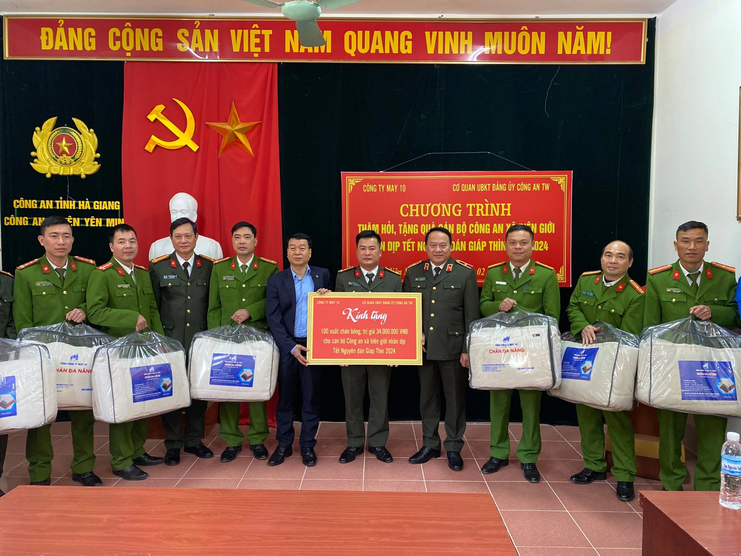 CHĂN ẤM, ĐỆM ÊM, ÁO KHOÁC ẤM MAY 10 ĐẾN VỚI NGƯỜI DÂN 5 TỈNH, THÀNH