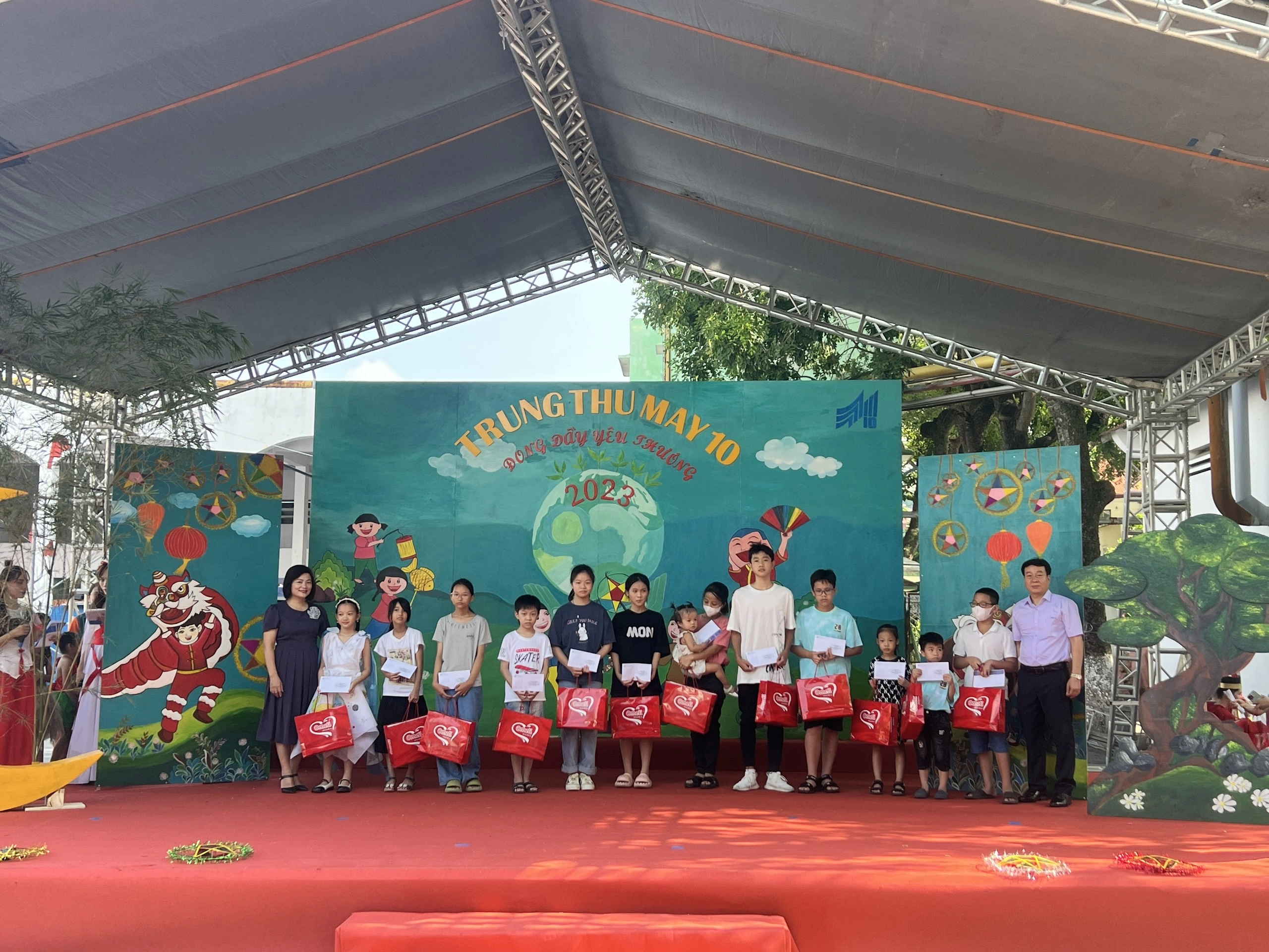 Trung thu May 10 – Đong đầy yêu thương