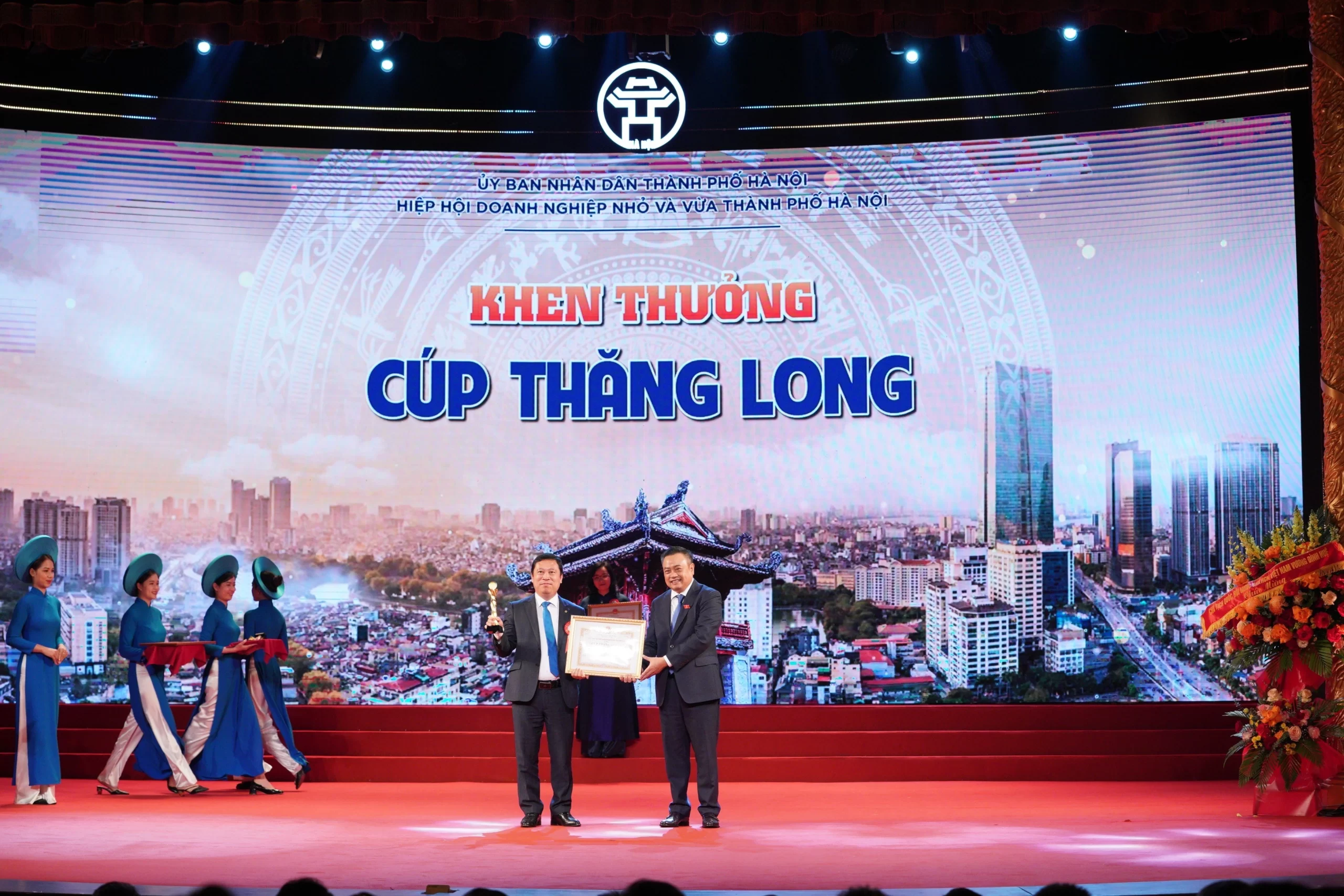 MAY 10 ĐƯỢC TÔN VINH DOANH NHÂN, DOANH NGHIỆP THĂNG LONG NĂM 2022