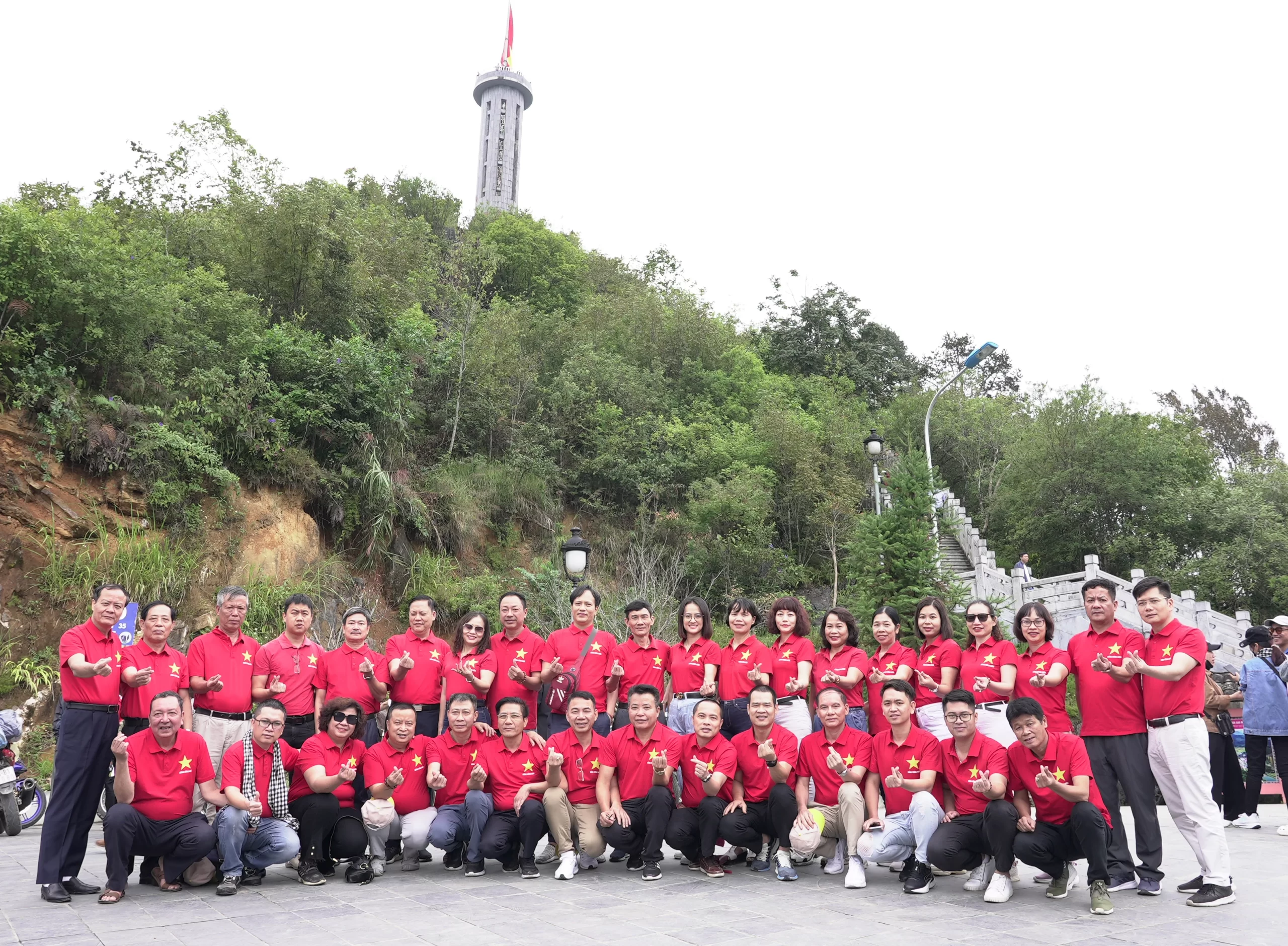 Đoàn cán bộ May 10 về nguồn Hà Giang – nơi địa đầu Tổ quốc