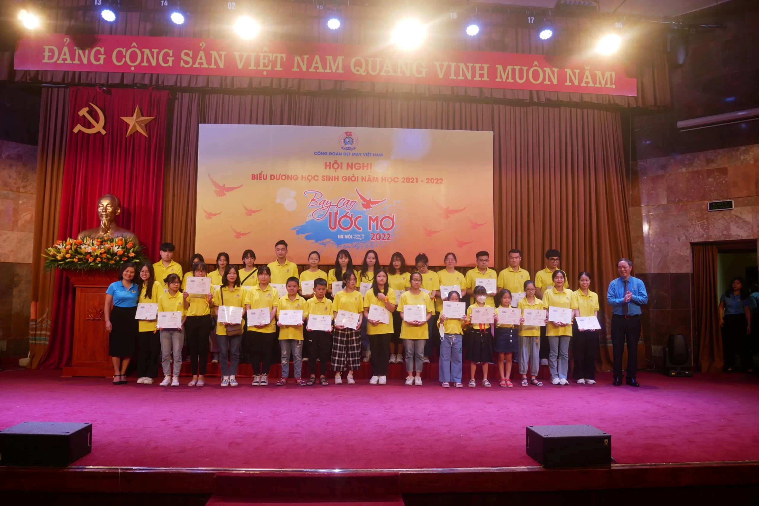 Con CBCNV danh hiệu học sinh giỏi xuất sắc tiêu biểu năm học 2021- 2022 được Công đoàn DMVN biểu dương