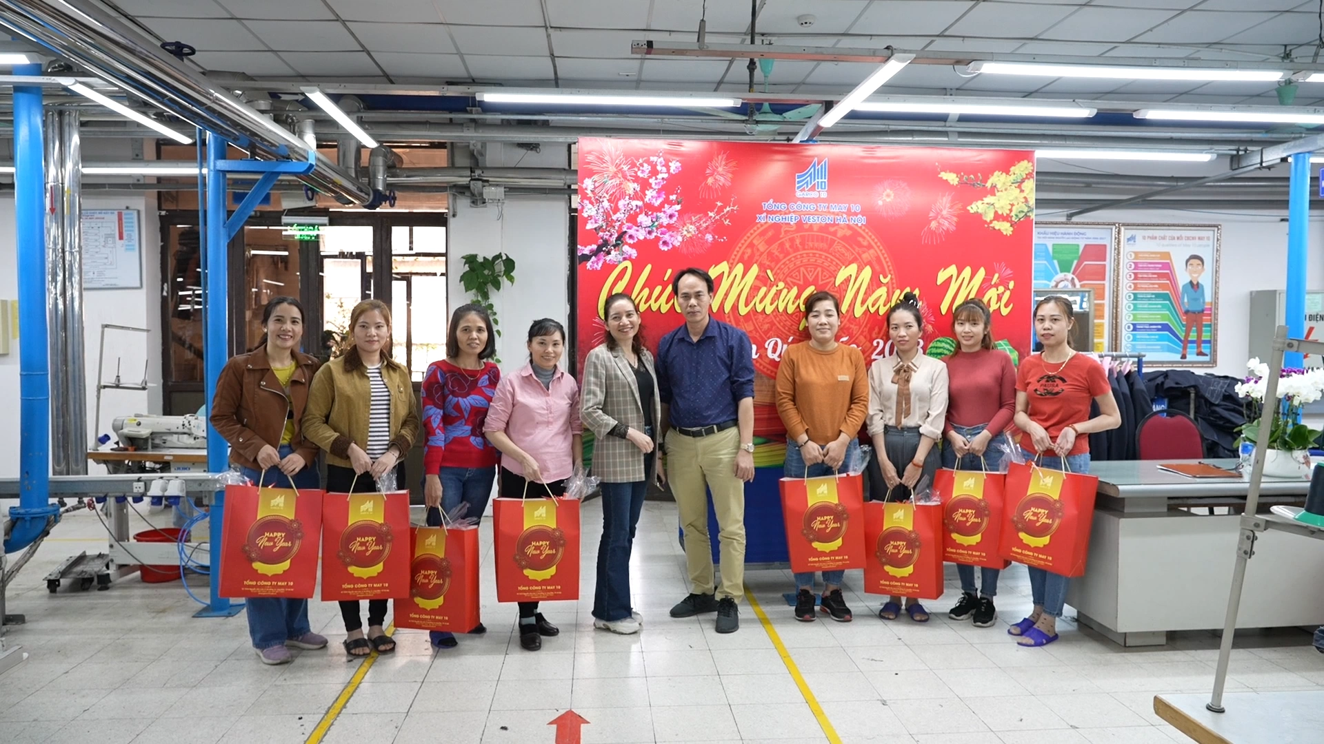 Xí nghiệp Veston Hà Nội trao 551 suất quà tết cho người lao động
