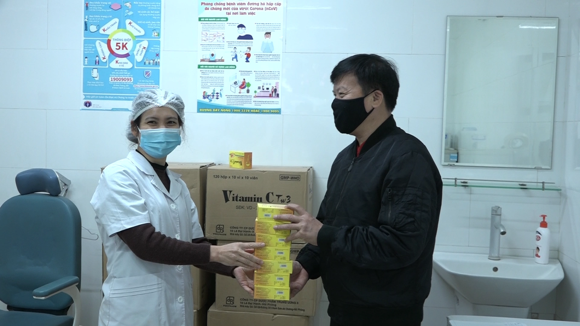 TCT May 10 cấp phát viên uống Vitamin C cho người lao động