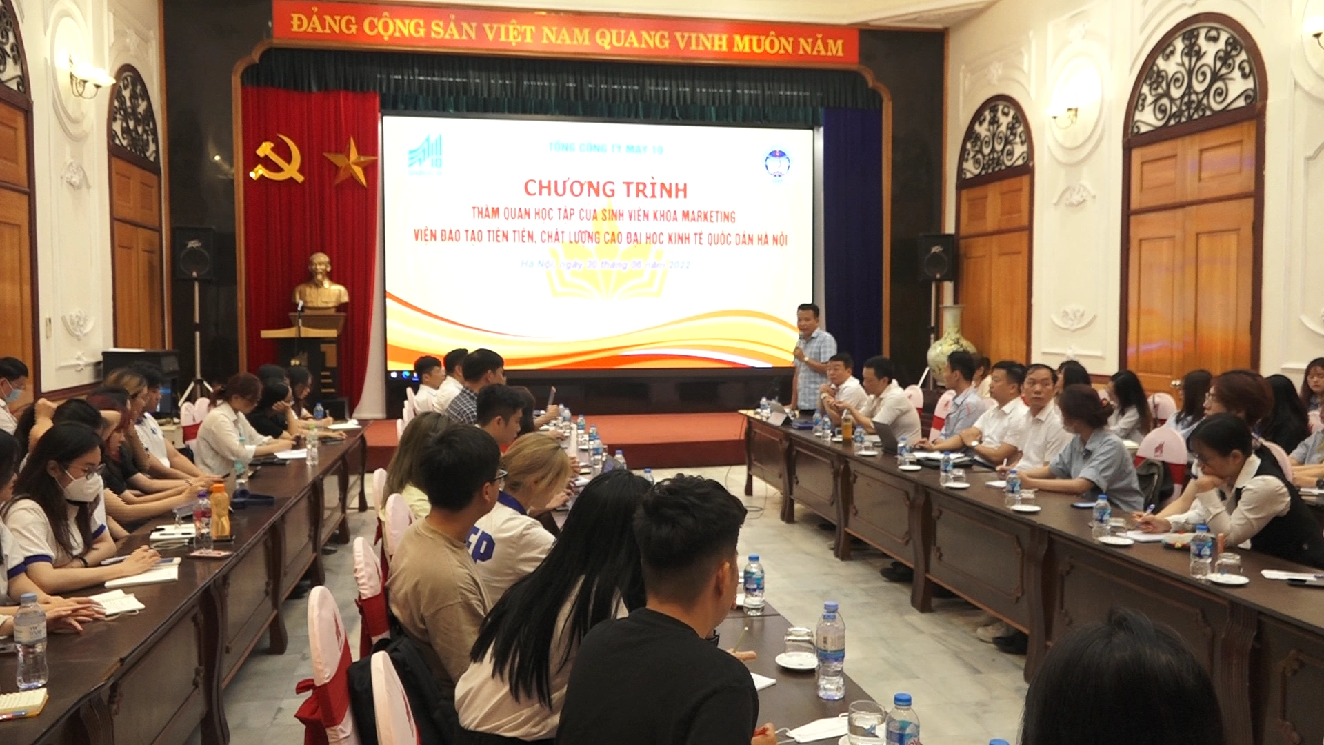 Sinh viên Đại học Kinh tế Quốc dân HN thăm quan học tập tại TCT May 10
