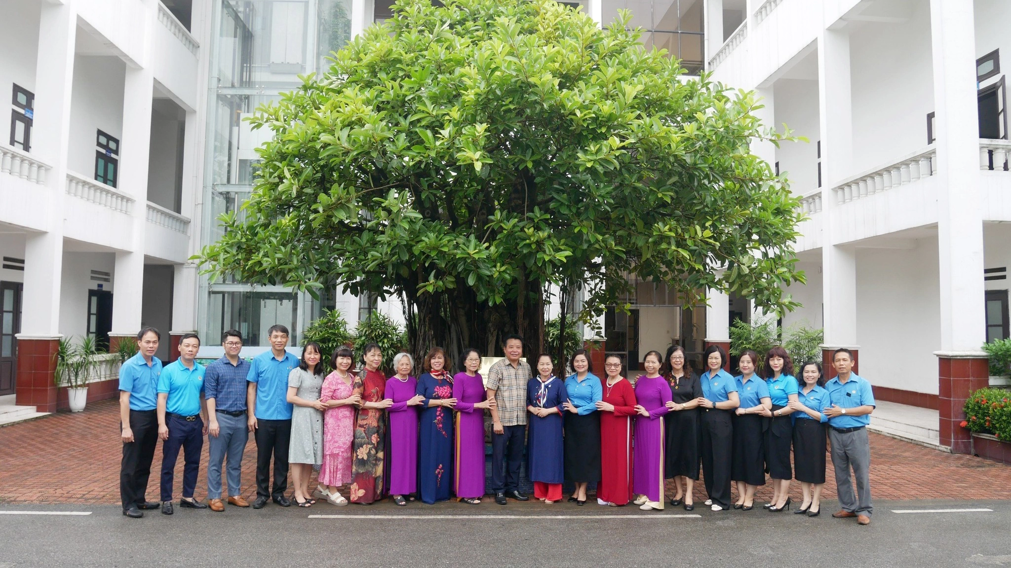 May 10 vinh dự đón đoàn đại biểu cựu cán bộ nữ công Tổng LĐLĐ VN về thăm