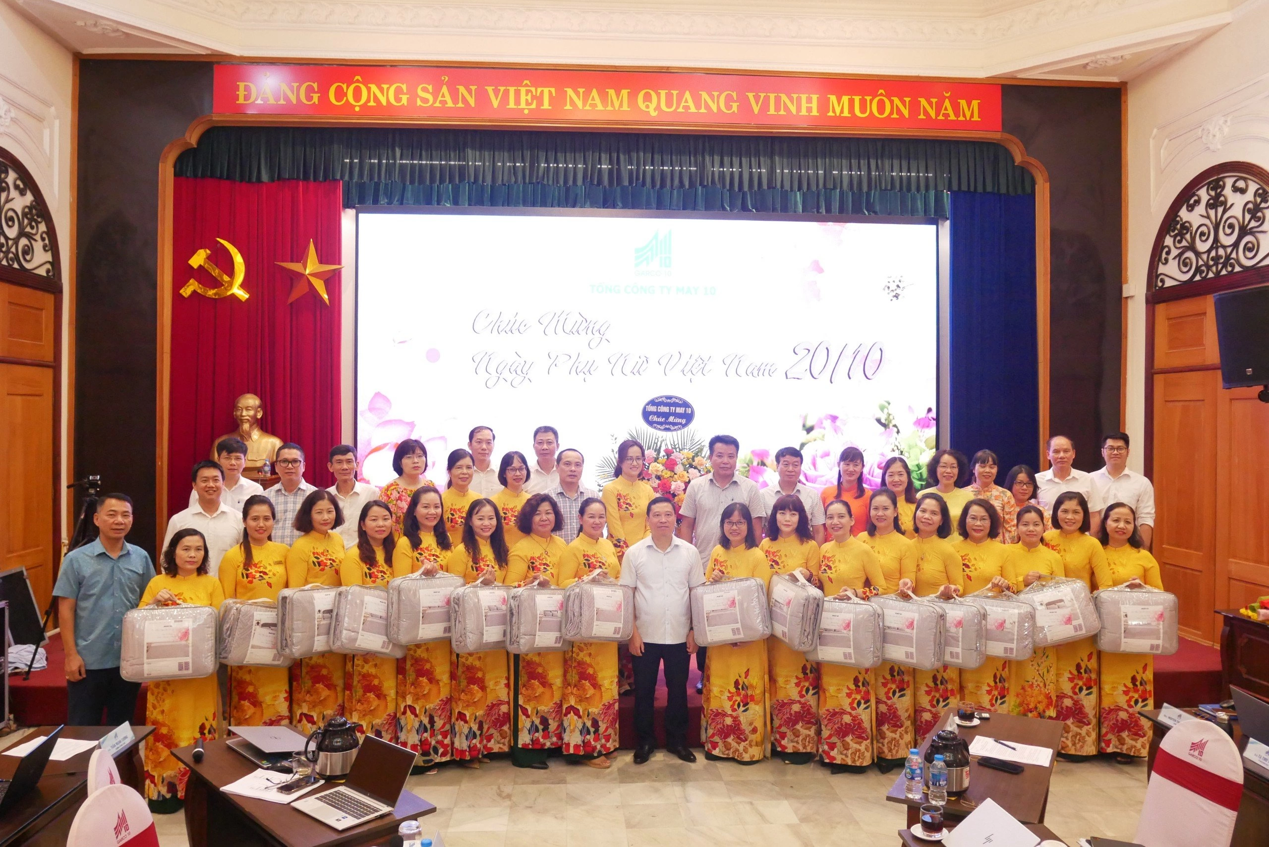 Gặp mặt tôn vinh, khen thưởng Tập thể đạt Giải bàn Tay vàng; Chúc mừng ngày Doanh nhân 13/10 và ngày Phụ nữ VN 20/10