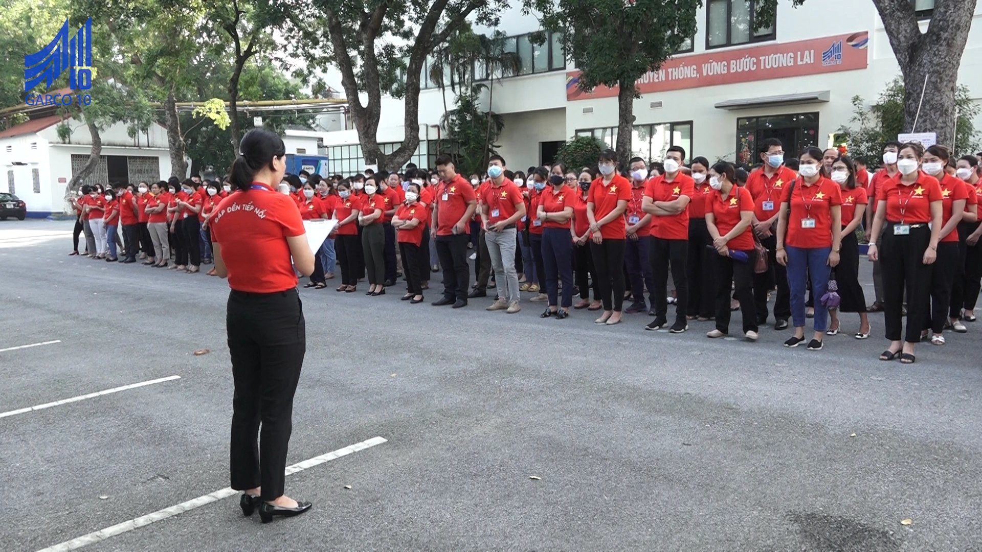 Linh hoạt trong tổ chức sản xuất và giữ vững tinh thần cho người lao động Xí nghiệp Sơ mi Hà Nội