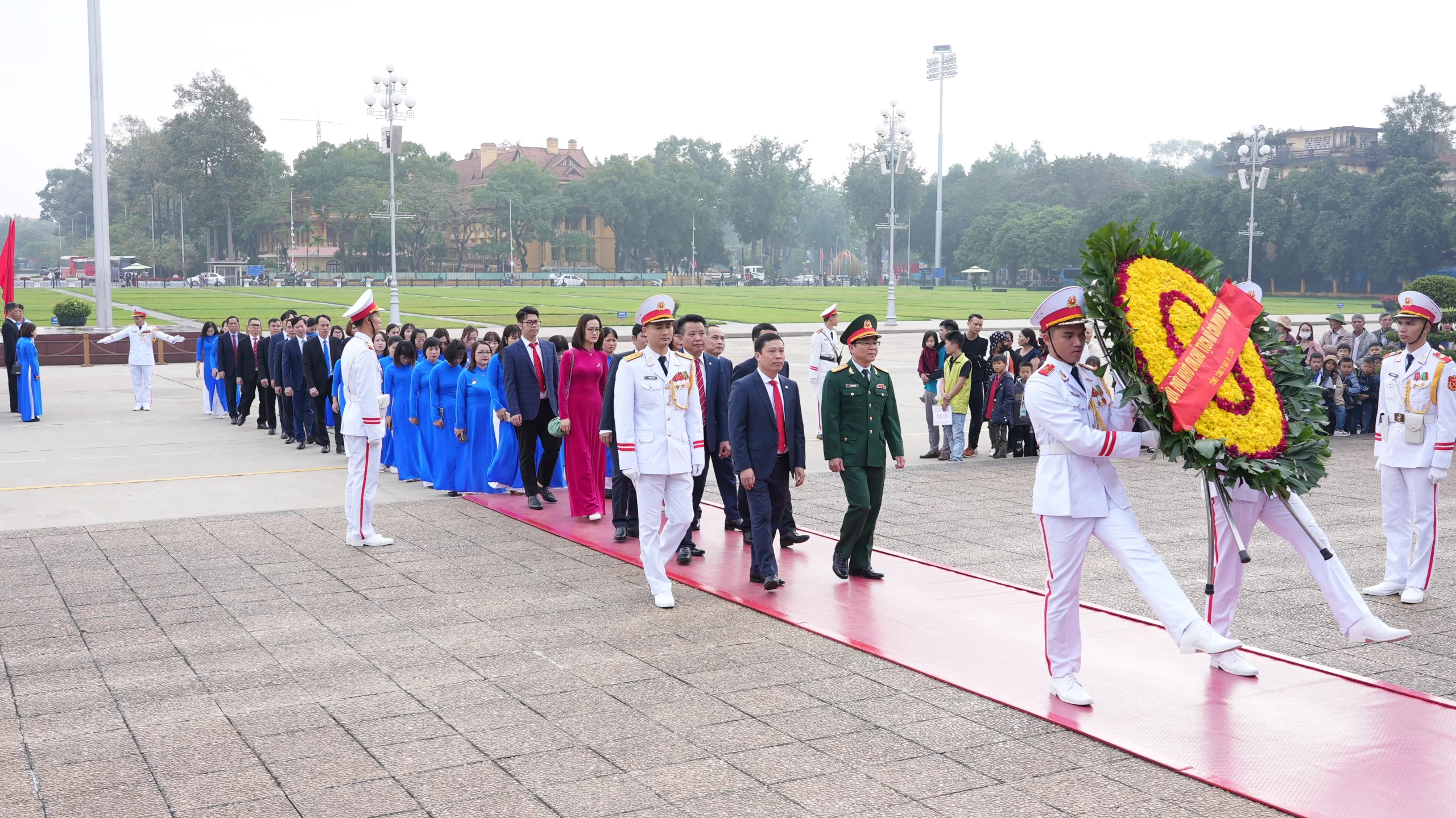 May 10 tổ chức Lễ báo công và vào Lăng viếng Bác, nhân kỷ niệm 65 năm ngày Bác Hồ về thăm