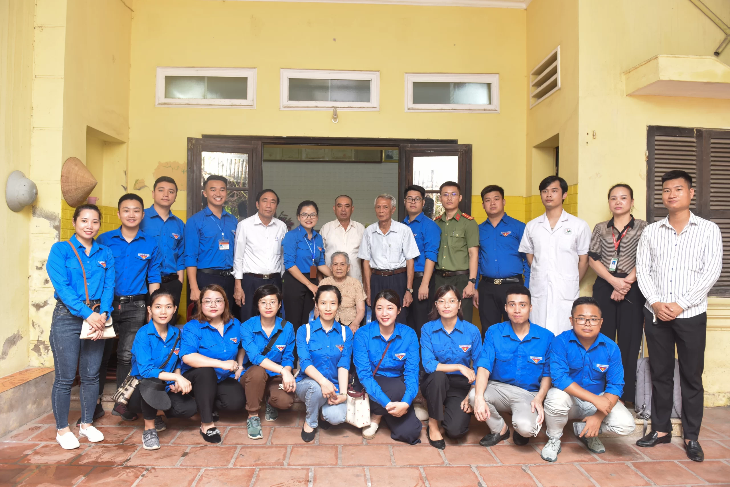 ĐTN TCT May 10 thăm hỏi các Mẹ Việt Nam Anh hùng trên địa bàn Quận Long Biên