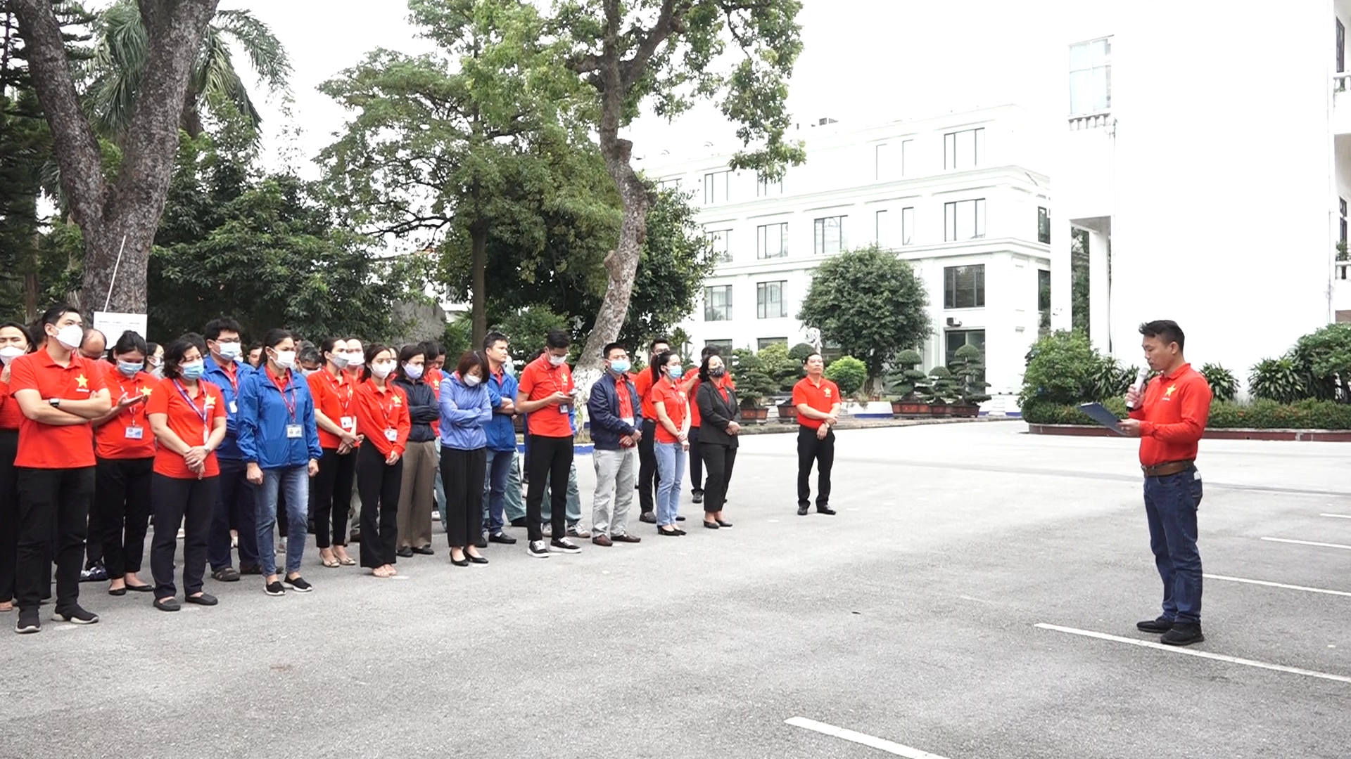 Xí nghiệp Veston Hà Nội học tập và triển khai áp dụng có hiệu quả cắt hàng kẻ caro trên máy cắt tự động