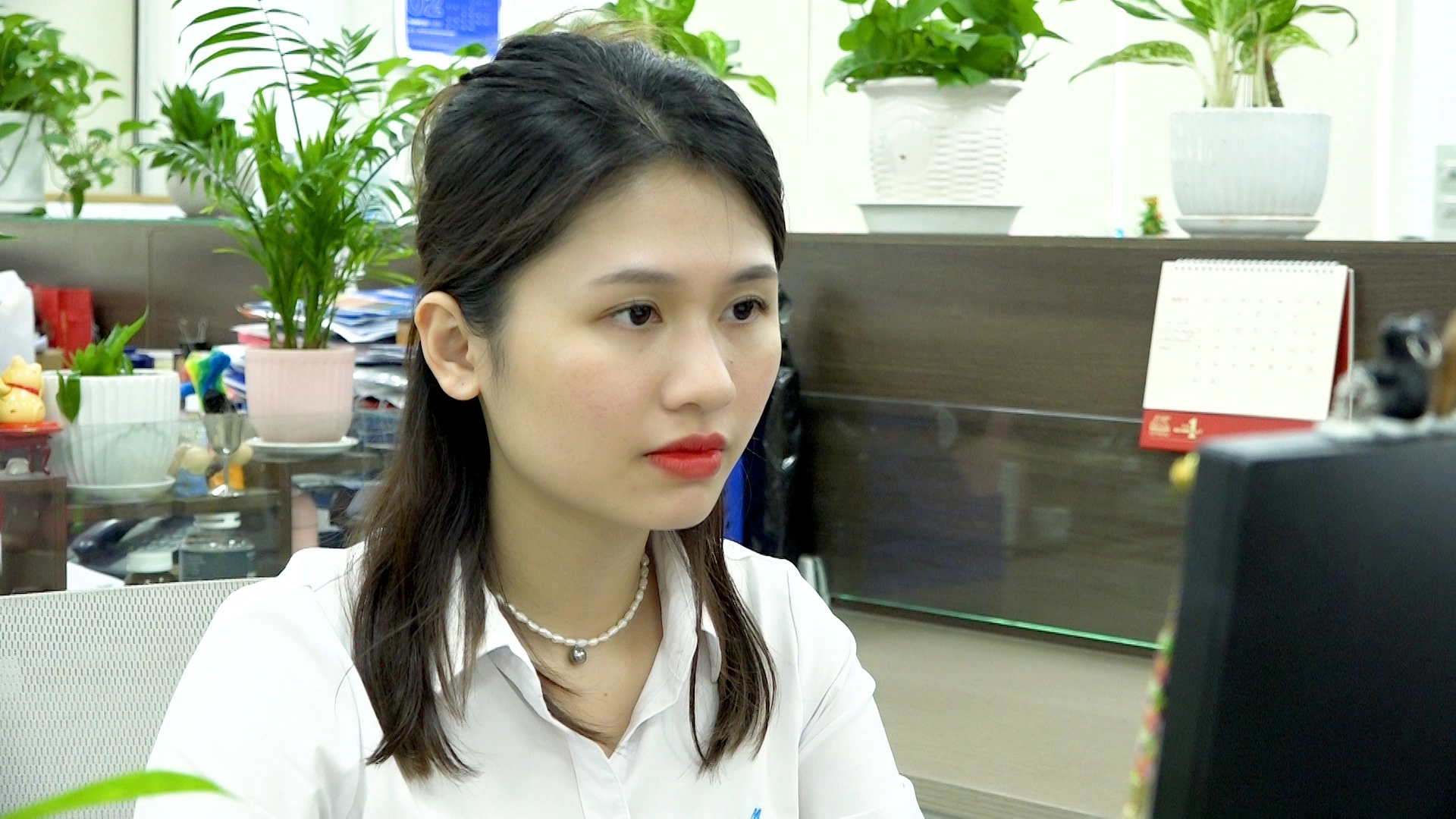NHÂN VIÊN KINH DOANH ĐỒNG PHỤC TRẺ TUỔI, NĂNG ĐỘNG, CHUYÊN NGHIỆP, CHUYÊN TÂM