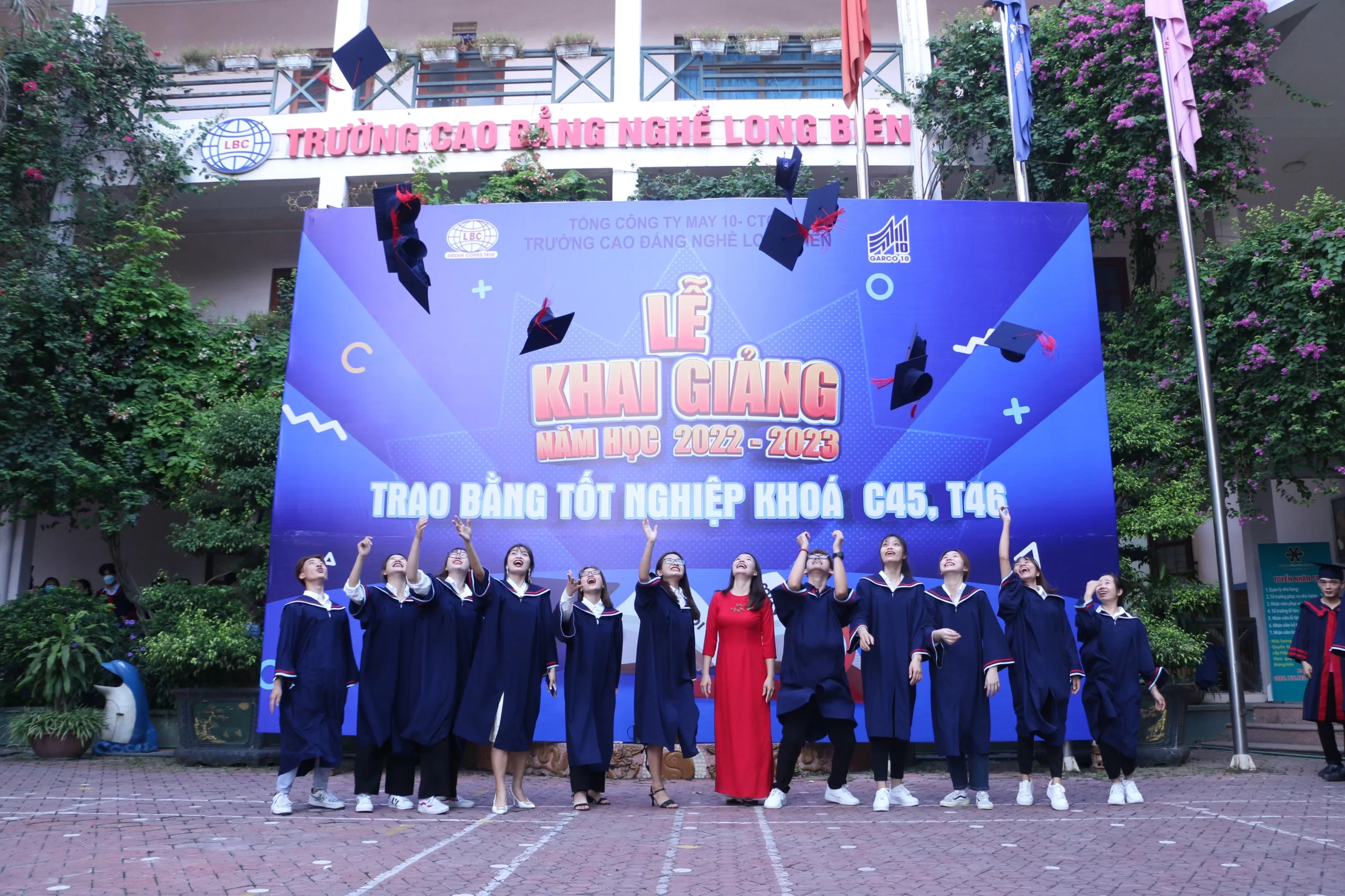 LBC tổ chức lễ khai giảng năm học mới và trao bằng tốt nghiệp