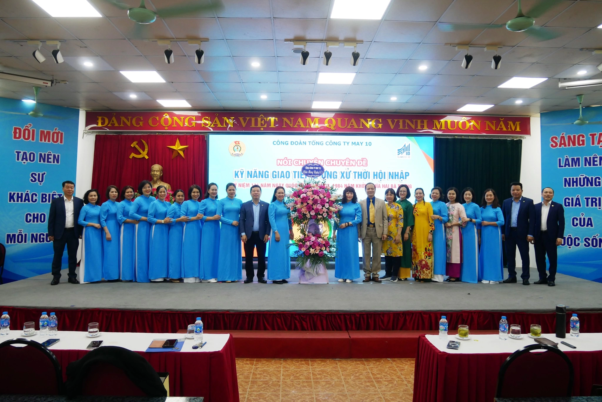 Chia sẻ chuyên đề “Các kỹ năng giao tiếp và ứng xử thời hội nhập”