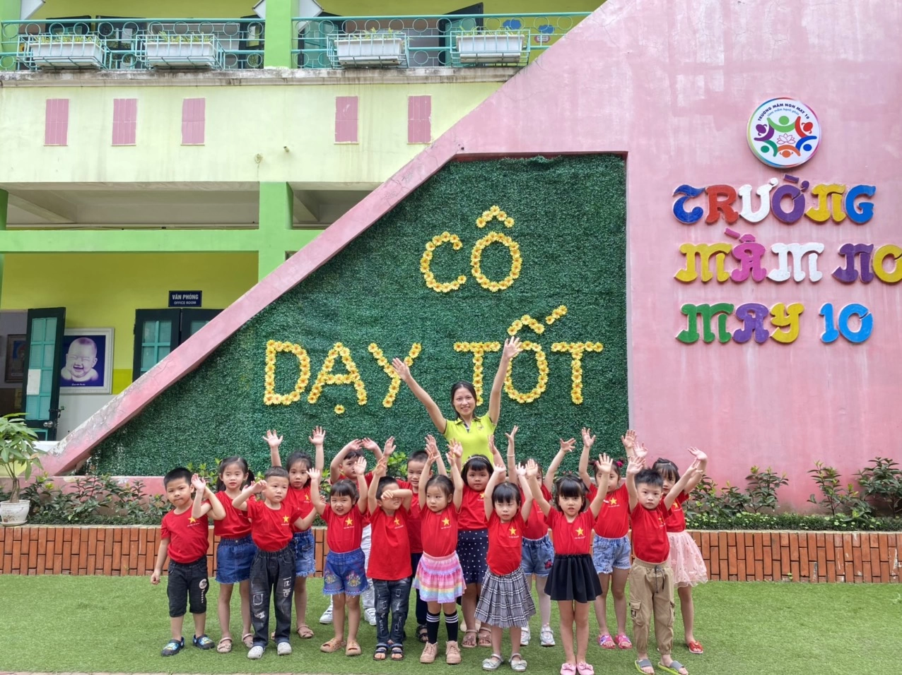 Tự hào đội ngũ cán bộ giáo viên vững chuyên môn và giàu lòng yêu trẻ tại Mầm non May 10