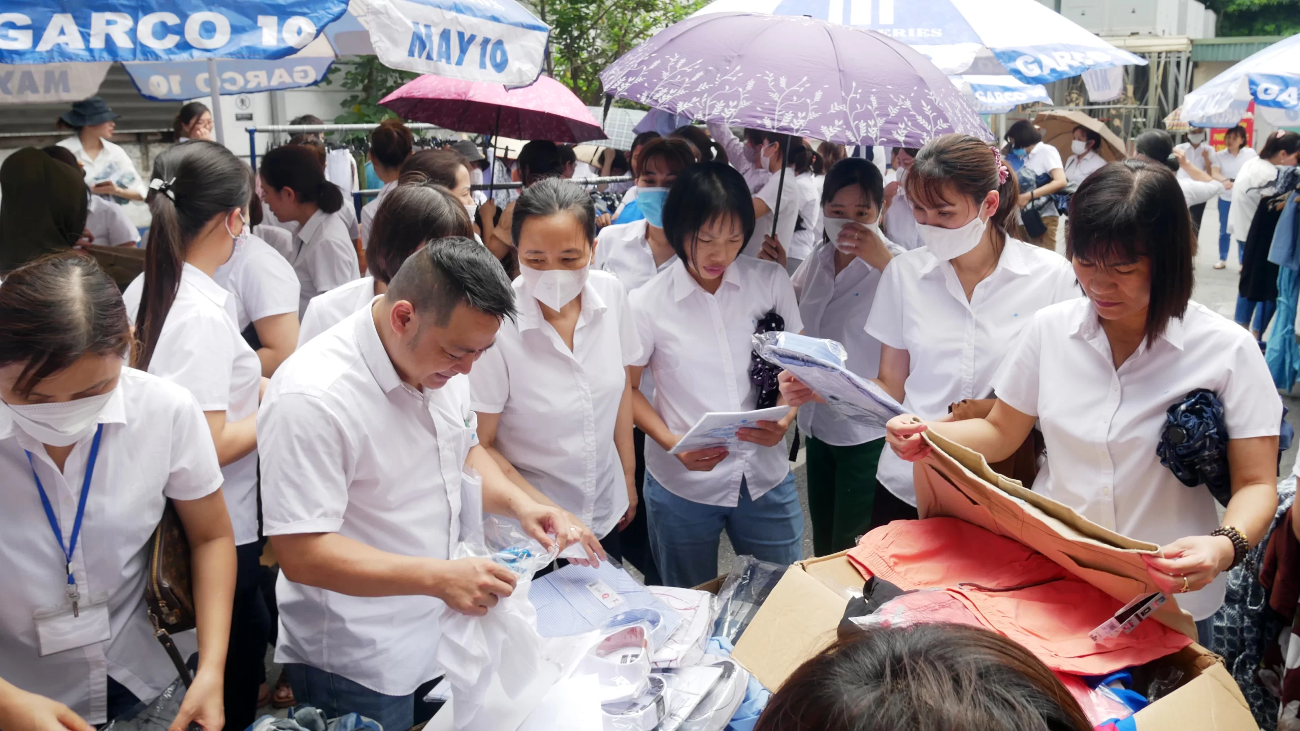 Niềm vui của người lao động May 10 trong “mùa bão giá”