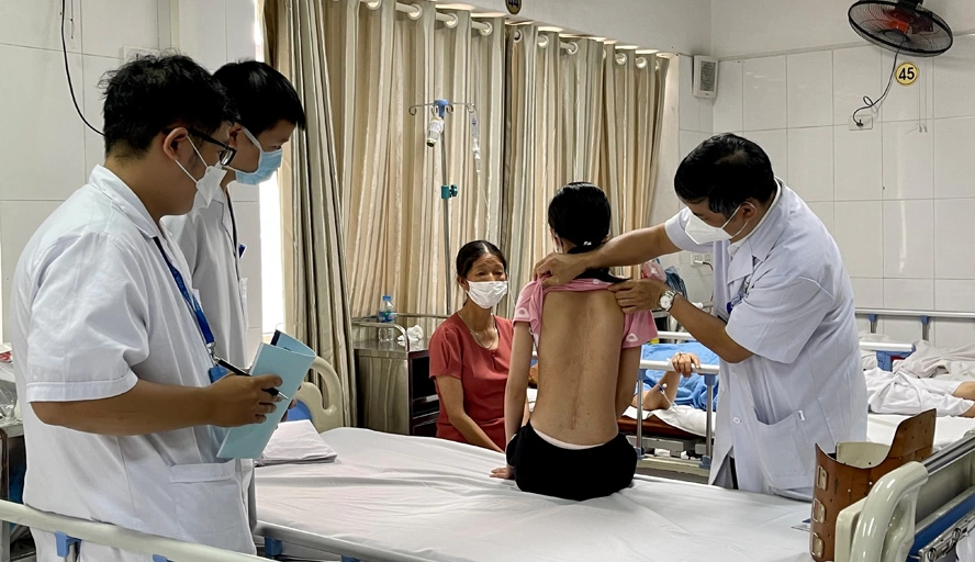 Trẻ ngồi học sai tư thế lâu ngày dẫn đến cong, vẹo cột sống