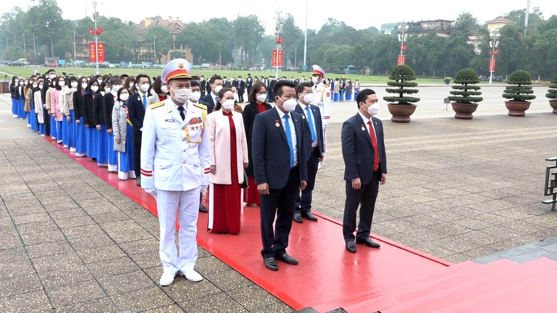 Cán bộ công nhân viên May 10 báo công dâng Bác