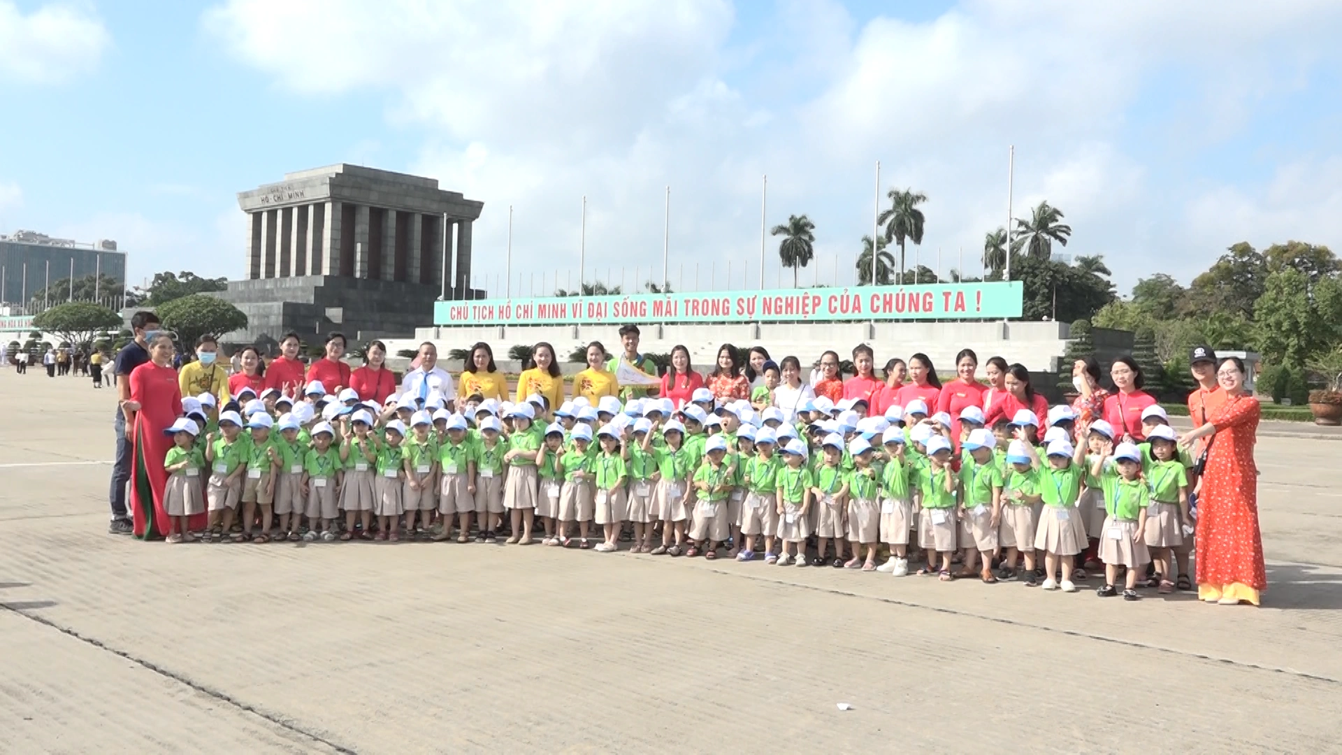 Trường mầm non May 10 tổ chức hoạt động ngoại khóa cho trẻ tại Lăng Bác, công viên Thủ Lệ