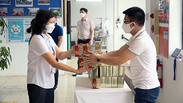 TCT May 10 cấp phát thuốc bổ đợt mới cho người lao động