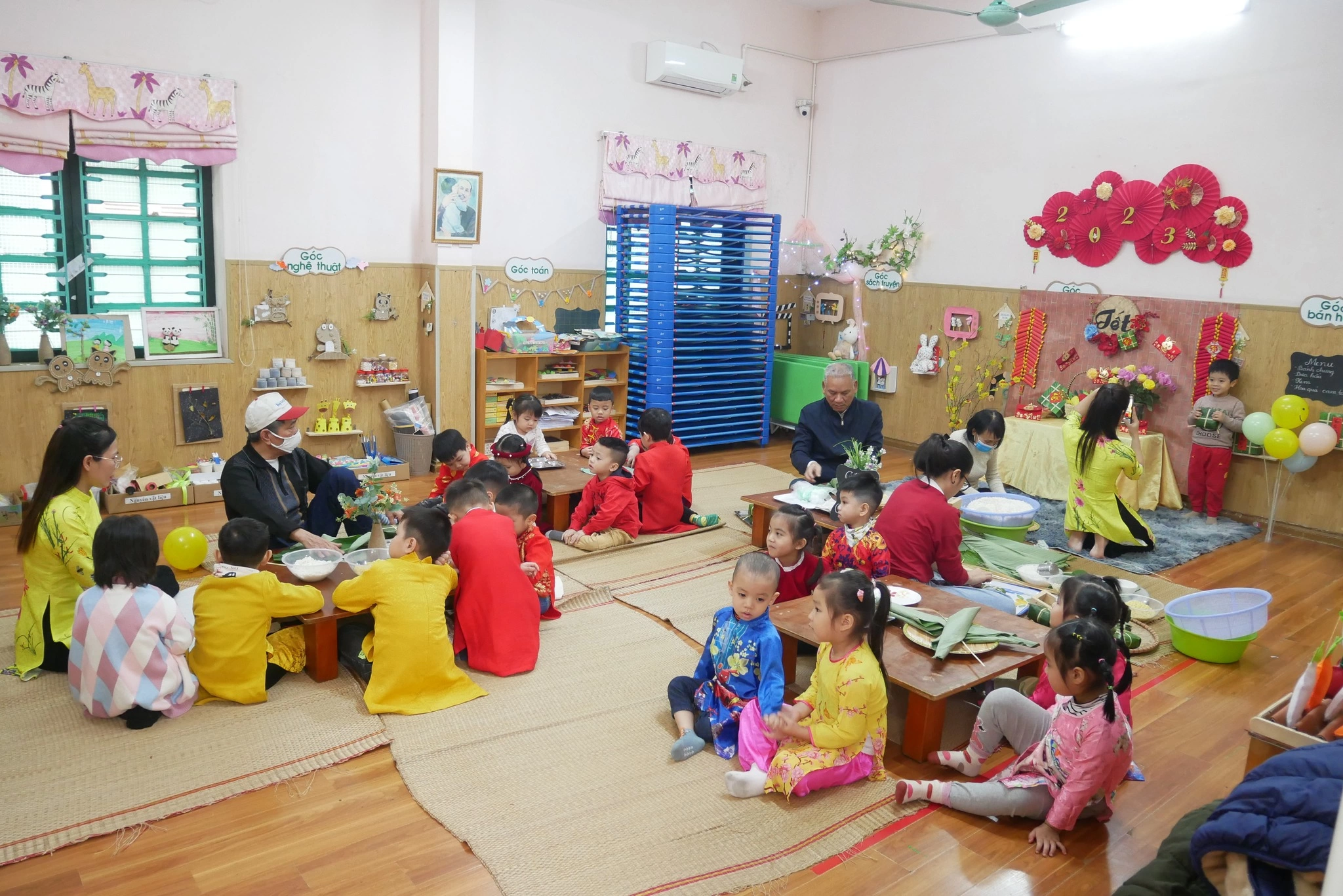 Không khí tết cổ truyền tại trường mầm non May 10, các bé thích thủ trải nghiệm gói bánh chưng