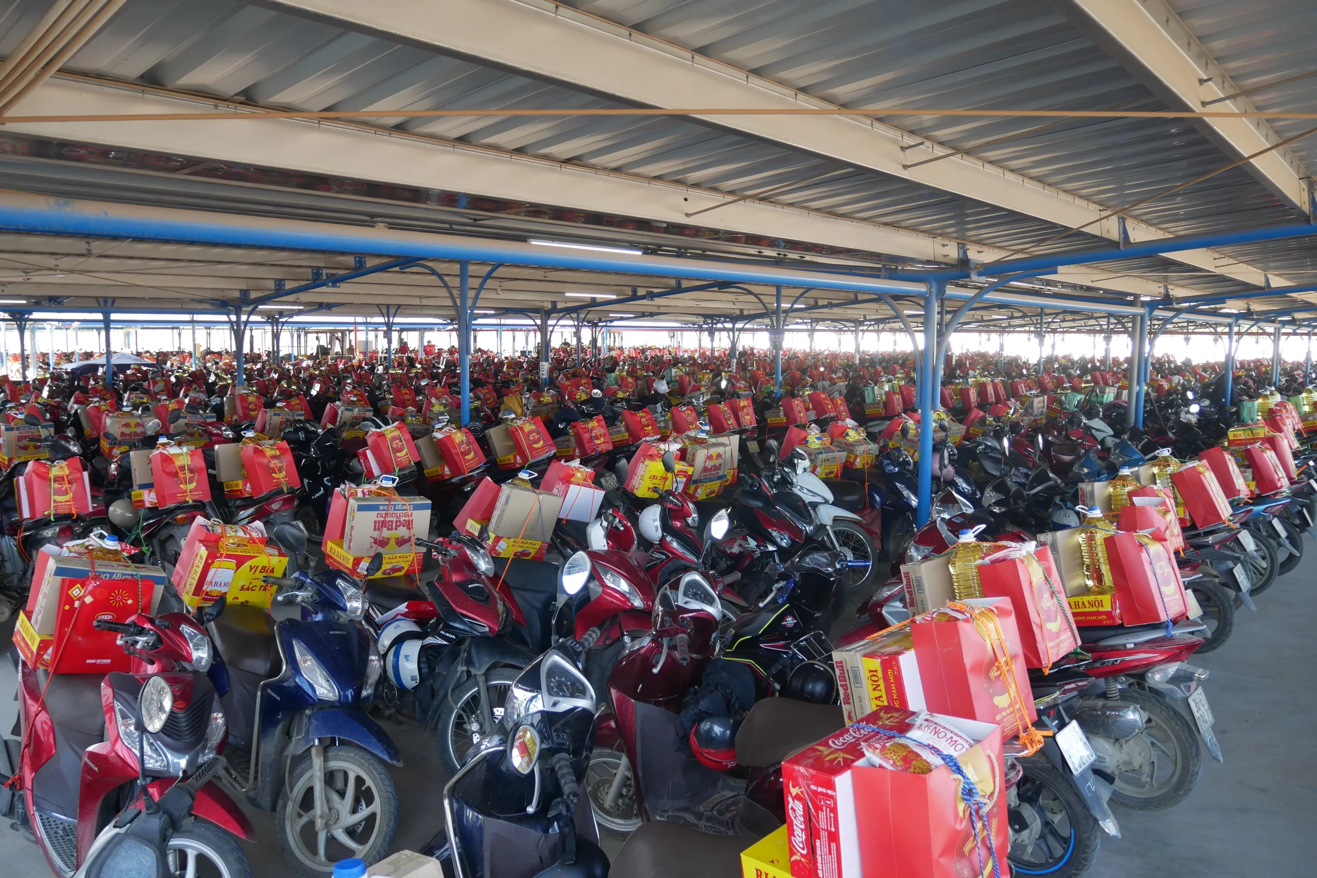 Chu đáo 1162 suất “quà tết tận xe” cho người lao động tại XN may Bỉm Sơn