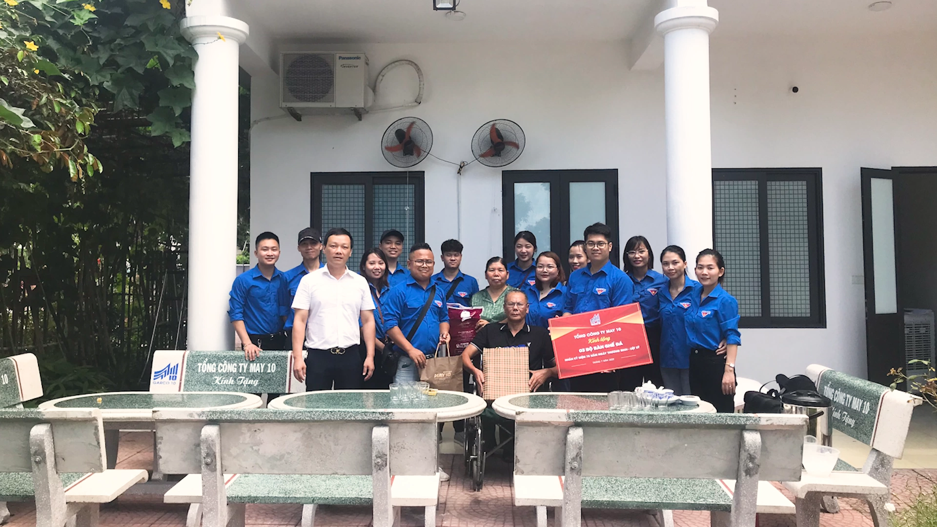 Thăm hỏi và tặng quà các thương binh, bệnh binh tại TTĐD người có công số II