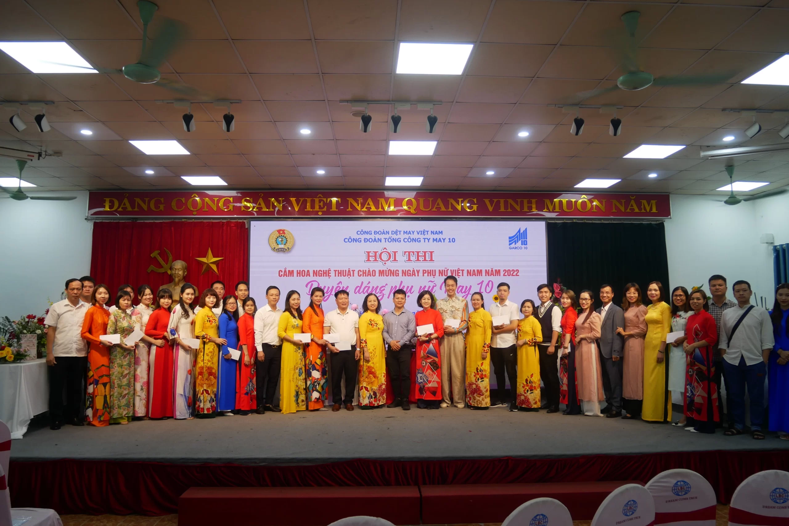 Hội thi cắm hoa nghệ thuật với chủ đề: “Duyên dáng phụ nữ May 10”.
