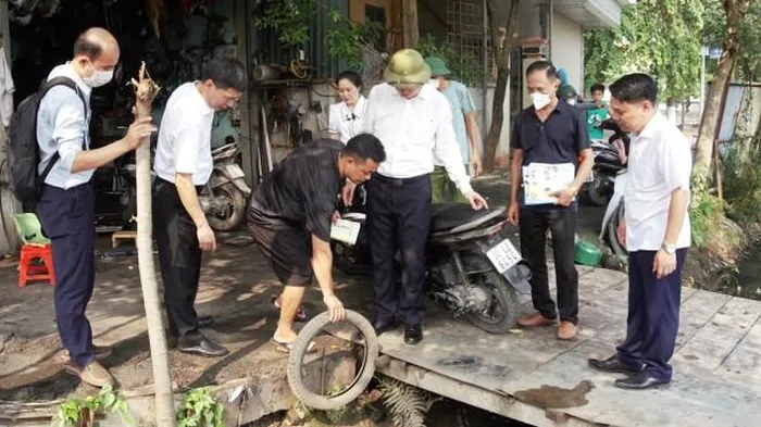 Kiểm tra công tác phòng, chống SXH tại khu vực hộ gia đình ở huyện Hoài Đức