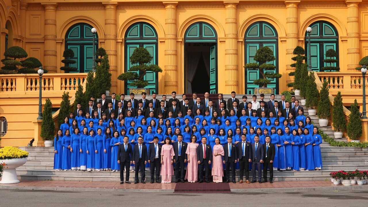 May 10 tổ chức đoàn CBCNV tiêu biểu vào lăng viếng Bác