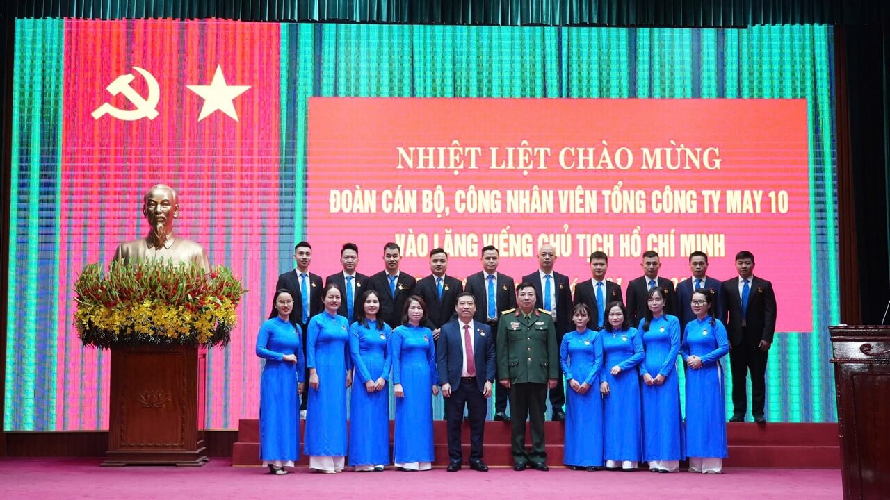 CBCNV MAY 10 BÁO CÔNG TẠI LĂNG CHỦ TỊCH HỒ CHÍ MINH