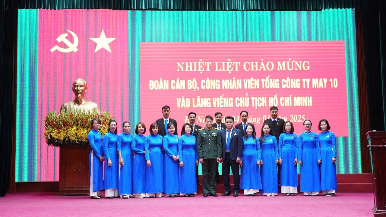CBCNV MAY 10 BÁO CÔNG TẠI LĂNG CHỦ TỊCH HỒ CHÍ MINH