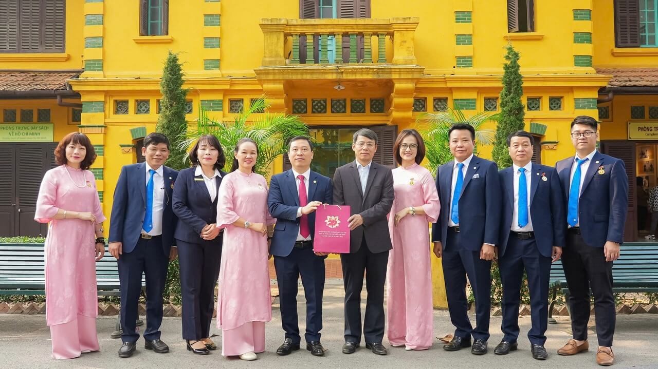 CBCNV MAY 10 BÁO CÔNG TẠI LĂNG CHỦ TỊCH HỒ CHÍ MINH
