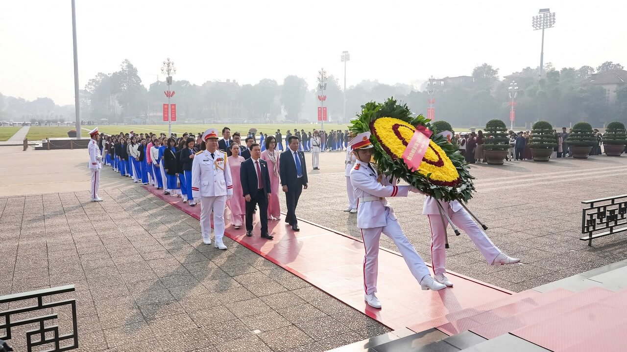 CBCNV MAY 10 BÁO CÔNG TẠI LĂNG CHỦ TỊCH HỒ CHÍ MINH