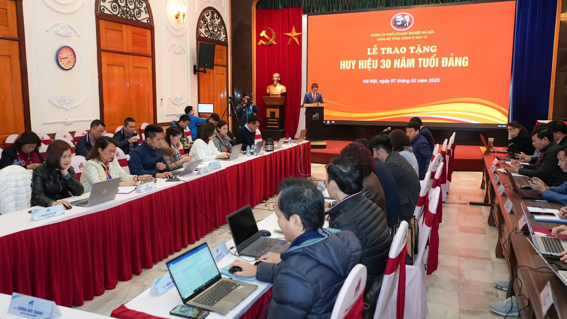 TRAO TẶNG HUY HIỆU 30 NĂM TUỔI ĐẢNG CHO Đ/C ĐINH VIỆT THANH