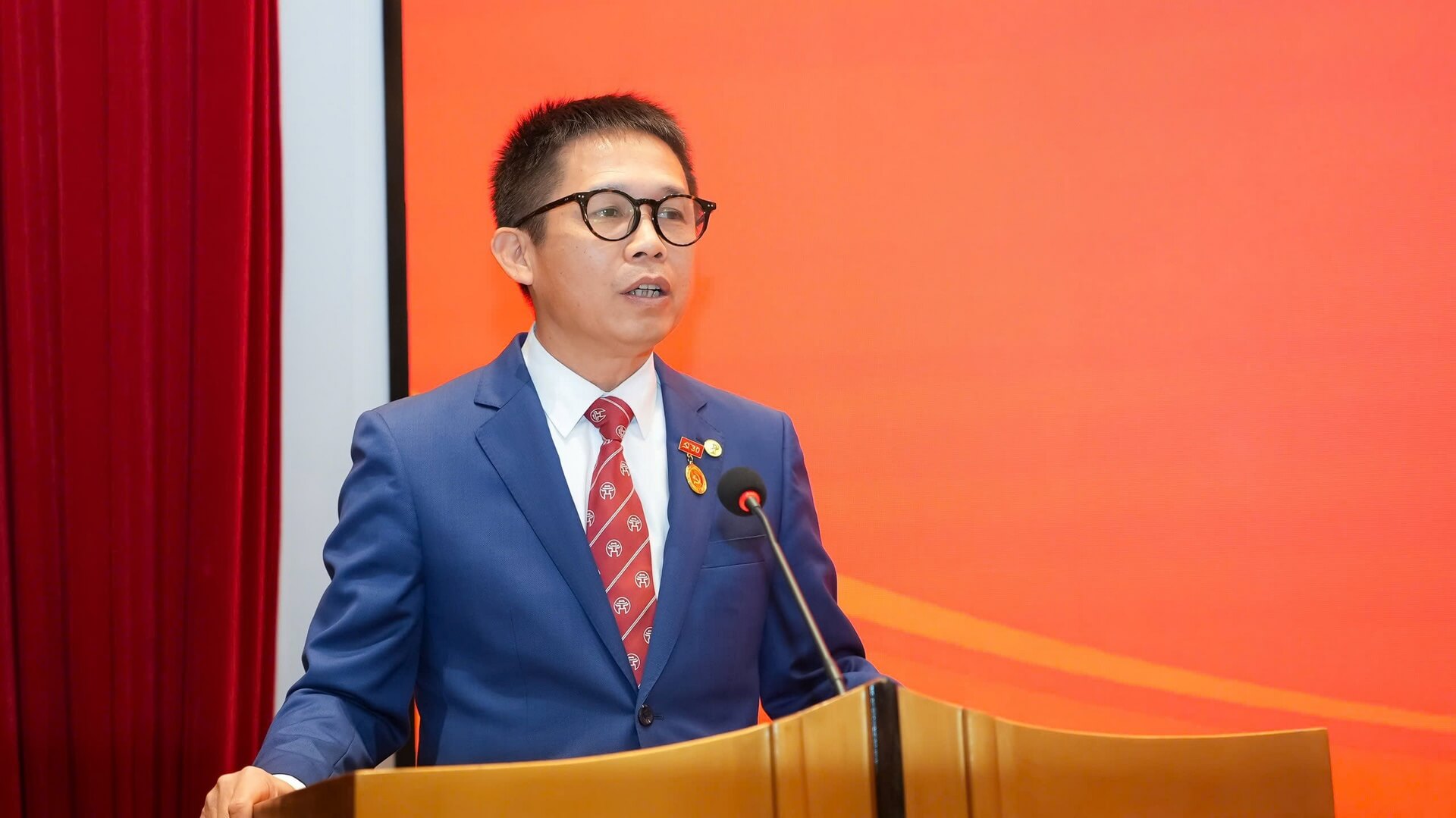 TRAO TẶNG HUY HIỆU 30 NĂM TUỔI ĐẢNG CHO Đ/C ĐINH VIỆT THANH